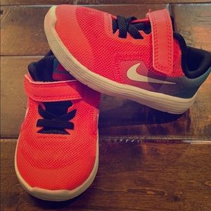 Like new Nike revolution toddler shoe